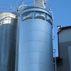 Explosion venting device installed on silo