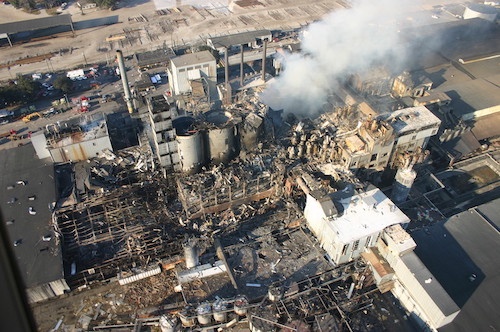 Výbuch v továrně Imperial Sugar. Zdroj: https://www.csb.gov/imperial-sugar-company-dust-explosion-and-fire/